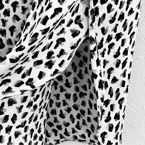 Banana Republic Black + White Abstract Print Short Sleeve Blouse - Large - Picture 5 of 10